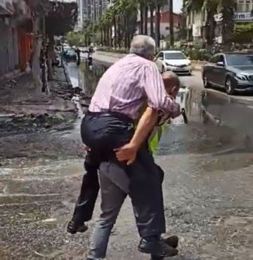 Hatay’ın İskenderun ilçesinde su basan sahilde yürümekte güçlük çeken yaşlı adamı polis memuru sırtında taşıdı. O anlar vatandaşlar tarafından cep telefonuyla görüntülendi. Sosyal medyada paylaşılan bu görüntüler vatandaşlardan takdir topladı