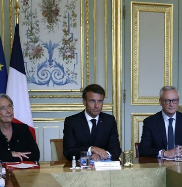 Fransa günlerdir şiddetli protesto gösterilerine sahne olurken, Fransa Cumhurbaşkanı Macron sosyal medya ağlarına yönelik yasaklara yoğunlaşmaları gerektiğini söyledi. Macron, "Erişimi düzenleyebilecek veya kesebilecek konumda olmalıyız" dedi.
