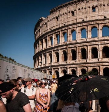 İtalya’nın başkenti Roma’daki antik amfitiyatro Kolezyum’a sevgilisi ve kendisinin ismini kazıyan turist, kent yönetime mektup yazarak özür diledi. Ancak mektupta Kolezyum’un antik olduğunu bilmediğini iddia edince tekrar tepki çekti.