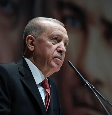 Cumhurbaşkanı Erdoğan, partisinin Genişletilmiş İl Başkanları toplantısında konuştu. Erdoğan burada yaptığı açıklamada, "Türkiye bu seçim sonuçlarıyla istikrara, güvene, özgürlüğe ve kalkınmaya verdiği değeri gösterdi" dedi. Konuşmasında yerel seçim mesajında da bulunan Cumhurbaşkanı Erdoğan, "31 Mart 2024 tarihinde bu kötü gidişe dur diyeceğiz. İstanbul ve Ankara başta olmak üzere hizmet alamayan illeri yeniden eser siyasetiyle buluşturacağız" ifadelerine yer verdi