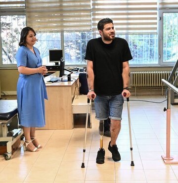 Kahramanmaraş merkezli depremlerde enkaz altında kalan ve sağ bacağı ampute edilen 35 yaşındaki Mustafa Cezayiroğlu, Hacettepe Üniversitesi Fizik Tedavi ve Rehabilitasyon Fakültesinde yapılan protez sayesinde 5 ay sonra yeniden ayağa kalktı