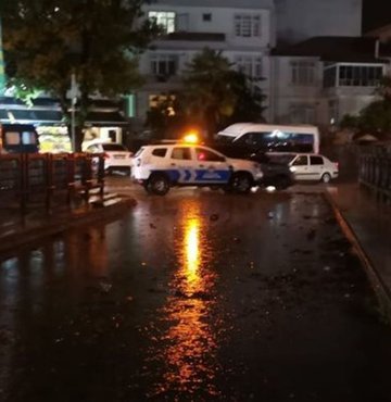 Ordu’da, sağanak yağış etkili oldu. Yağış nedeniyle bazı cadde ve sokaklar suyla dolarken, Altınordu ilçe merkezinden geçen Bülbül Deresi üzerindeki Kemer Köprüde taşkın meydana geldi. Taşkına müdahale eden ekipler, köprünün altındaki ağaçları temizledi. Yağış nedeniyle dere üzerindeki 4 köprü araç ve yaya trafiğine kapatıldı