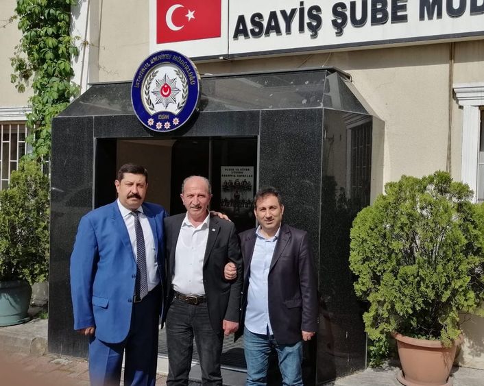 Emekli polis memurları Deniz Acar ve Osman Parlak ile Habertürk Muhabiri Mustafa Şekeroğlu