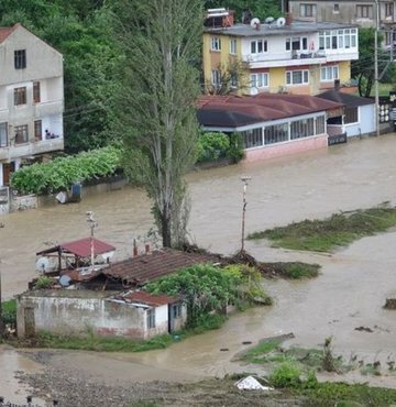 Zonguldak-İstanbul kara yolu sağanağın ardından meydana gelen heyelan nedeniyle ulaşıma kapatıldı.