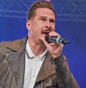İngiliz Blue grubunun solisti Lee Ryan, Trabzon - İstanbul uçağında bir yolcuyla tartıştı. Tartışmaya Blue grubunun diğer üyeleri de katıldı. Başka bir yolcunun şikâyeti üzerine İstanbul Havalimanı polisi tarafların ifadesine başvurdu