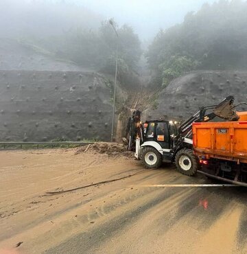 Anadolu Otoyolu Bolu geçişinde dağ yamacından kopan kayaların TIR