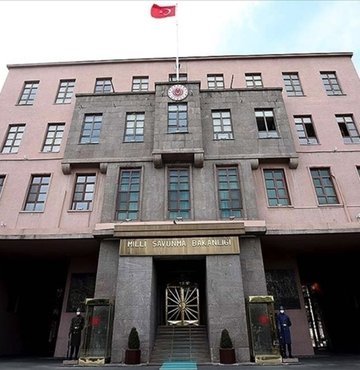 Milli Savunma Bakanlığı (MSB), Pençe-Şimşek Harekatı bölgesinde, bölücü terör örgütü mensuplarının taciz ateşi sonucu, iki askerin şehit olduğunu bildirdi