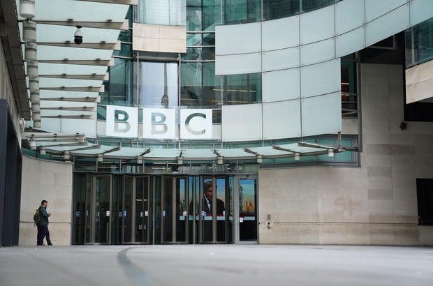 BBC’de çalışan bir sunucu, 17 yaşındaki bir gence cinsel içerikli fotoğraflar için para göndermekle suçlanıyor