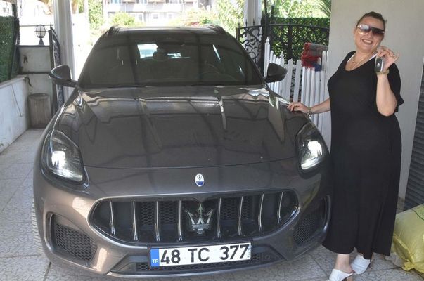 Polis memurunun eşi Özlem Üçgül, olaydaki Maserati ile.