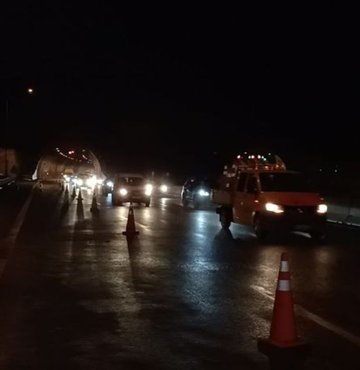 Heyelan nedeniyle Bolu Abant gişelerinden araç trafiğine kapatılan Anadolu Otoyolu’nun İstanbul istikameti, çalışmaların ardından ulaşıma açıldı.