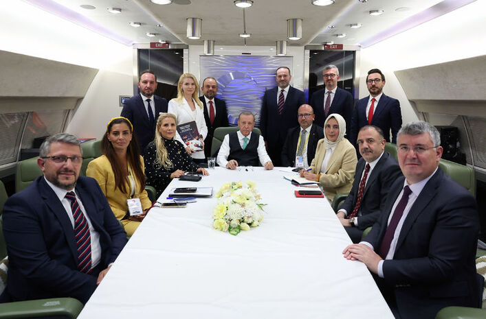 Cumhurbaşkanı Erdoğan’a seyahatinde eşlik eden gazeteciler: Yeni Şafak Genel Yayın Yönetmeni Hüseyin Likoğlu, Hürriyet Ankara Temsilcisi Hande Fırat, TRT Genel Müdürü Zahid Sobacı, NTV Genel Yayın Yönetmeni Nermin Yurteri, Pelin Çift, TV Net Genel Müdür Yardımcısı Serhat İbrahimoğlu, Ülke TV Ankara Temsilcisi Mustafa Pala, SETA Genel Koordinatörü Burhanettin Duran, Belkıs Kılıçkaya, AA Yönetim Kurulu Başkanı ve Genel Müdürü Serdar Karagöz, A Haber Genel Müdürü Abdülhalik Çimen, Kanal 7 Ankara Temsilcisi Mehmet Acet