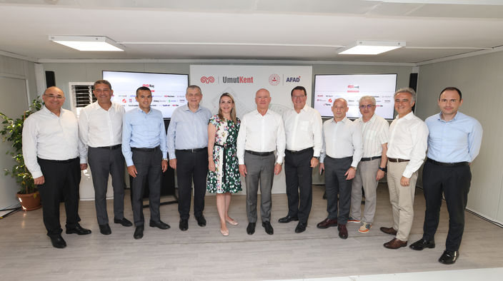 Vehbi Koç Vakfı Genel Müdürü Oğuz Toprakoğlu, Koç Holding Otomotiv Grubu Başkanı Haydar Yenigün, Koç Holding Turizm, Gıda ve Perakende Grubu Başkanı Özgür Burak Akkol , Koç Holding Enerji Grubu Başkanı Yağız Eyüboğlu, Koç Holding Kurumsal İletişim ve Dış İlişkiler Direktörü Burçin Girit, Koç Holding CEO’su Levent Çakıroğlu, Koç Holding Baş Hukuk ve Uyum Müşaviri Kenan Yılmaz, Koç Holding Muhasebe Direktörü Mehmet Apak, Koç Holding Resmi İşler Direktörü Ufuk Çıplak, Koç Holding Denetim Grubu Başkanı Kemal Uzun, Koç Holding İnsan Kaynakları Direktörü Umut Günal