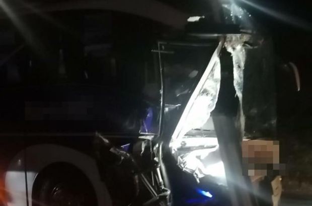 Eskişehir'de yolcu otobüsü traktöre çarptı