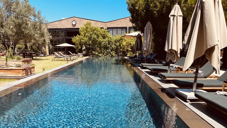 Alaçatı’daki The Stay Warehouse en seksi havuzlardan birine sahip