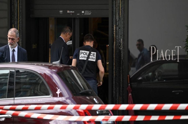 Paris'te 'şık giyimli' hırsızlar kuyumcu dükkanından en az 10 milyon euroluk mücevher çaldı