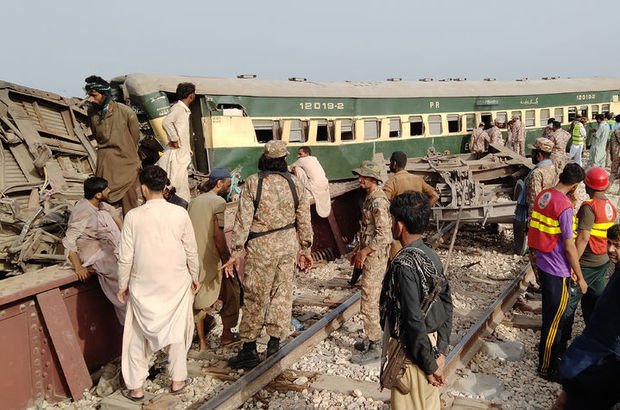 Pakistan'da tren faciası! 30 ölü