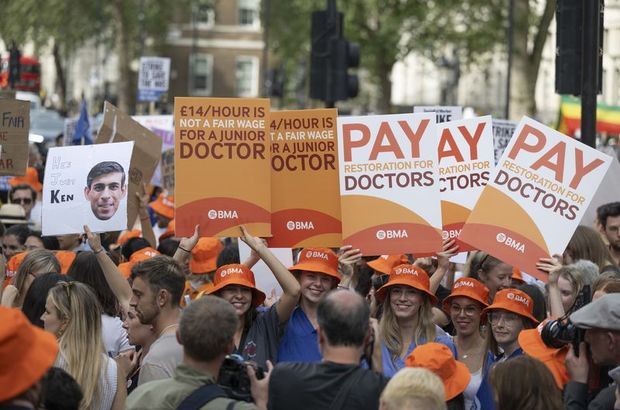 İngiltere'de grevdeki hekimler Başbakanlığa yürüdü