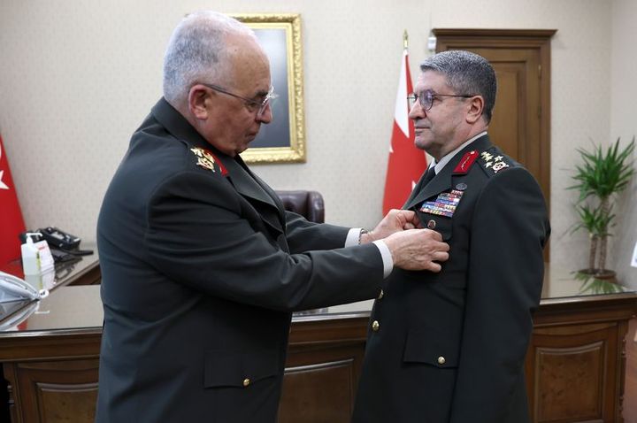 Törende, emekliye ayrılan Kara Kuvvetleri Komutanı Orgeneral Musa Avsever (solda), görevi Orgeneral Selçuk Bayraktaroğlu'na (sağda) devretti.