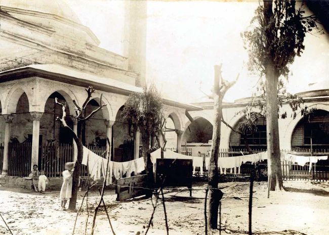 Yine 1930’lara ait bir cami ve külliye fotoğrafı.