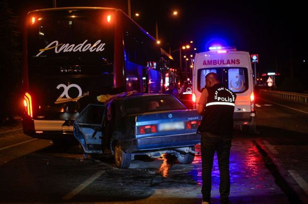 Kaza yaptıktan sonra duran yolcu otobüsüne otomobil çarptı: 1 ölü