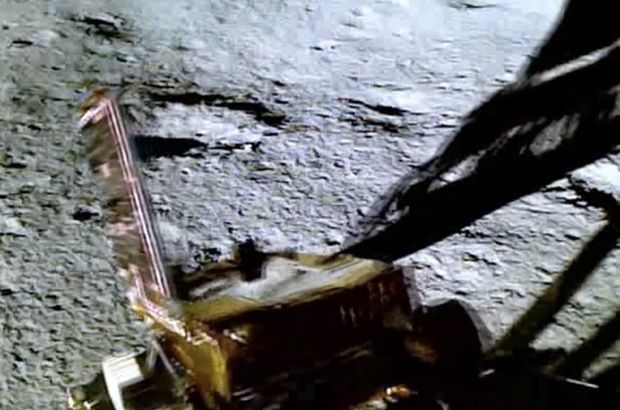 Hindistan uzay aracından Ay'ın güney kutbunda önemli keşif