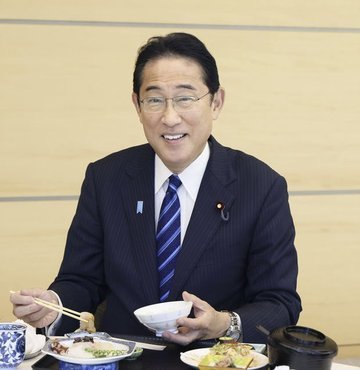 Japonya Başbakanı Fumio Kishida, Fukushima nükleer kazası sonrasında okyanusa bırakılmaya başlanan atık su eleştirilerine bölgeden gelen deniz ürünlerini yiyerek karşılık verdi. Çin, Fukushima bölgesinden elde edilen deniz ürünleri ticaretini insan sağlığına zararlı olacağı gerekçesiyle yasaklayacağını açıklamıştı. 