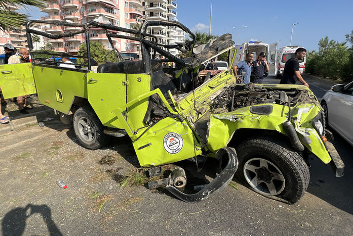 Fil, turistleri taşıyan safari aracına saldırdı