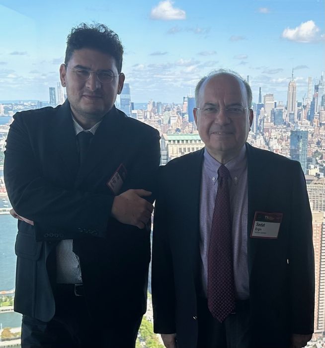 Angolosakson gazeteciliğinin iki üyesi Oray Eğin ve Sedat Ergin’in ekonomi toplantısı izlemesi Serdar Turgut’a malzeme olacak.