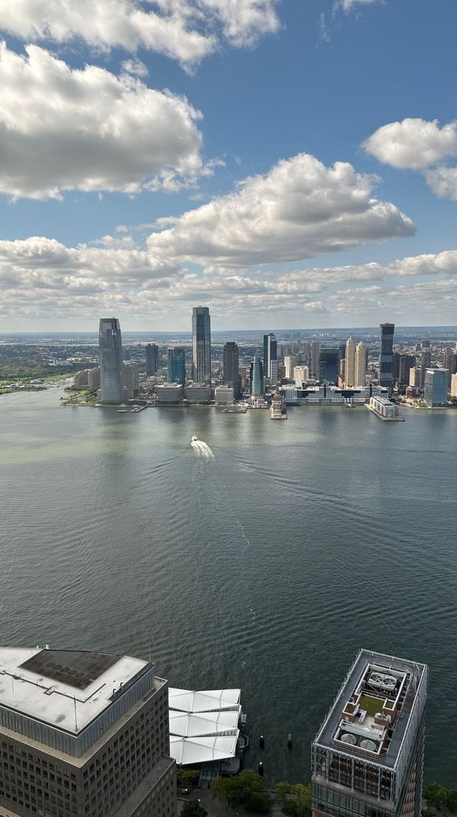 43. katın bir cephesi de Jersey City’e bakıyor.