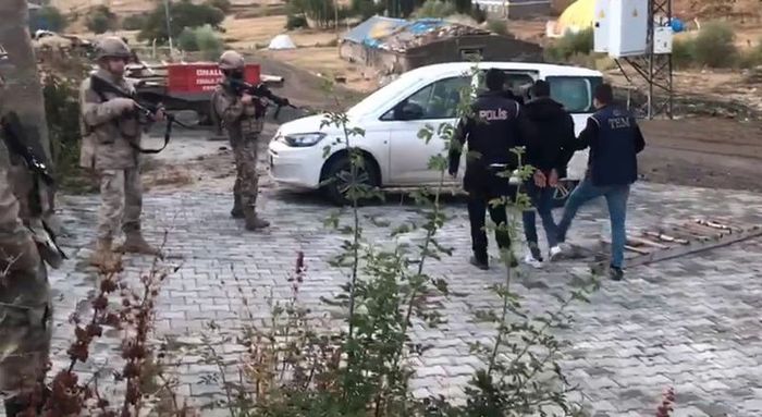 Erzurum'da 12 terör şüphelisi yakalandı