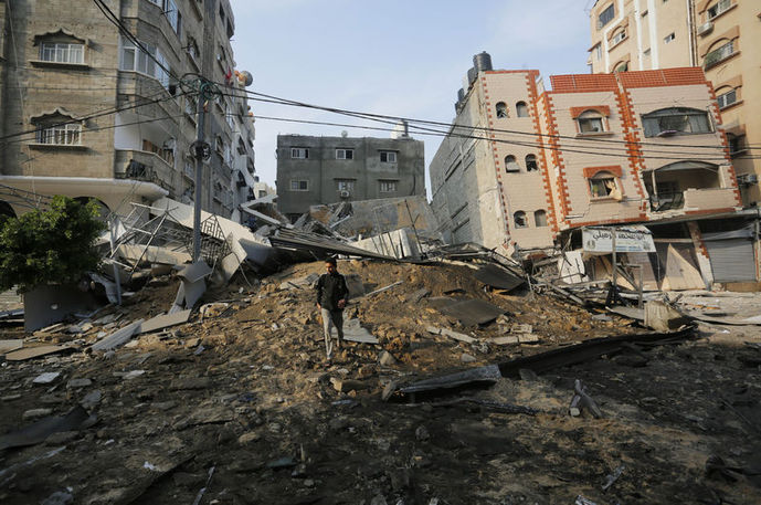 İsrail savaş uçaklarının, abluka altındaki Gazze Şeridi'nin farklı bölgelerini bombaladığı belirtildi. Saldırılarda vurulan Filistin Üretim Bankası binası, tamamen yıkıldı. (Fotoğraf: AA)