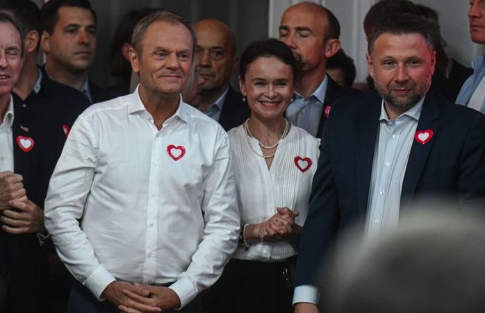 Polonya'nın başkenti Varşova'da ana muhalefet bloku Sivil Koalisyon (KO) lideri Donald Tusk (sol 2) sandık çıkış anketleri sonuçlarını kutladı.