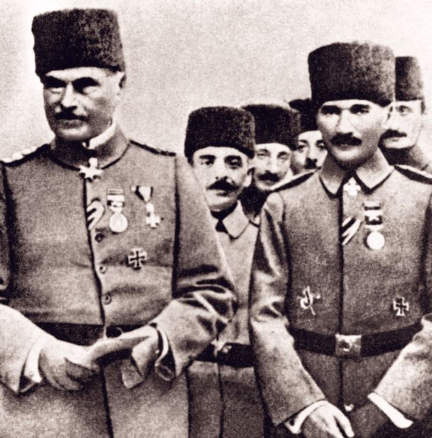 Liman von Sanders (solda) ile Mustafa Kemal Atatürk (sağda)