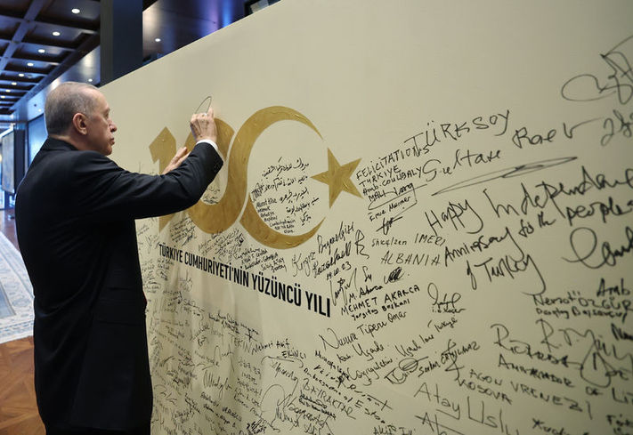 Cumhurbaşkanı Erdoğan, Türkiye Cumhuriyeti'nin 100. kuruluş yıl dönümü dolayısıyla hazırlanan duvara imza attı