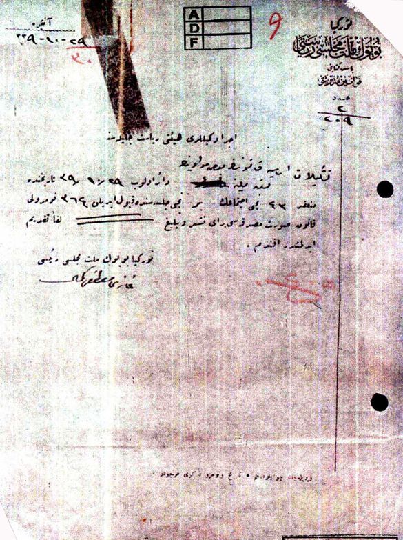 Mustafa Kemal Paşa’nın, Cumhuriyet’in ilânı ile ilgili kanunun Resmî Gazete’de yayınlanması için hükümete gönderdiği yazı (TBMM Atatürk Arşivi, Kutu no: 1/760, Fihrist no: 01027757-8). 