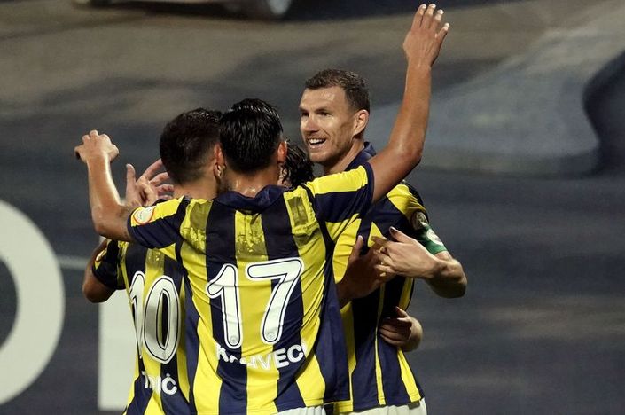 Fenerbahçe hem tutuyor hem atıyor