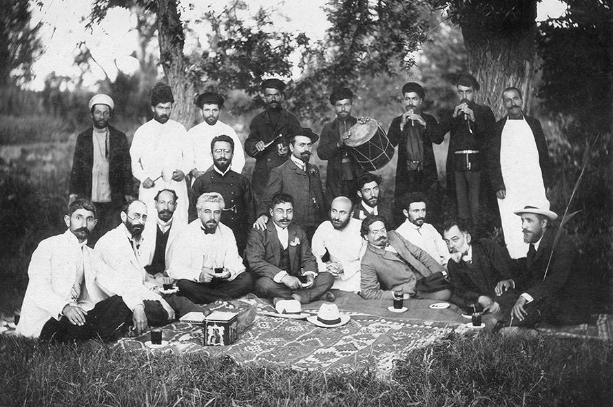 Gomidas Vartabed (Aşağıda, baştan altıncı) (1869-1935) Fotoğraf: Birzamanlar Yayıncılık