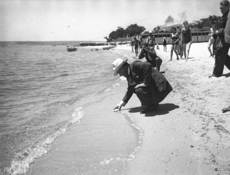 Atatürk, Florya'da yapımı süren Deniz Köşkü inşaatını ve plajı gezmişti. (28.061935)