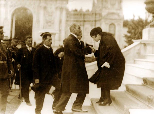 Makbule Hanım, 1 Temmuz 1927’de İstanbul’a gelen ağabeyi Reisicumhur Mustafa Kemal’i, Dolmabahçe Sarayı’nın merdivenlerinde elini öperek karşılıyor.