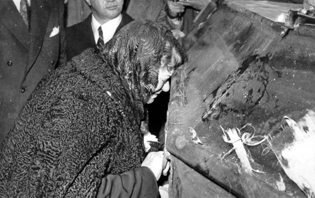 Makbule Hanım, ağabeyi Mustafa Kemal’in cenazesinin 1953’ün 10 Kasım’ında Anıtkabir’e nakledilmek üzere Etnografya Müzesi’ndeki geçici kabrinden çıkartıldığı sırada tabutun başında ağlayarak dua ediyor.