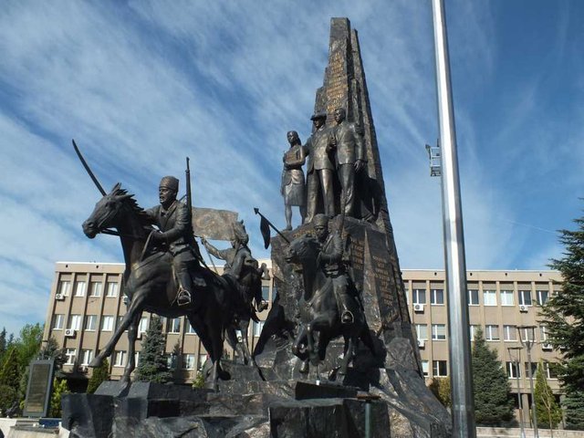 Atatürk Ve Kurtuluş Anıtı