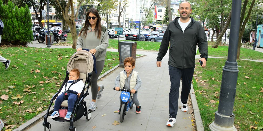 Çocuklarla caddelerde eğlendiler