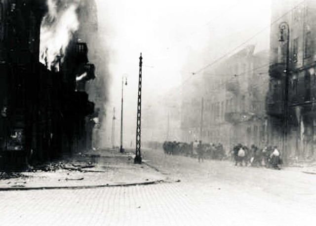 Almanlar, Varşova’da taş üstünde taş bırakmamak için tahribatın her çeşidini  yapmışlardı.