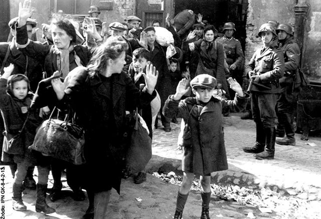 Varşova Gettosu’nda “Polonya’nın doğusuna yerleştirilecekleri” söylenerek gaz odalarına götürülen bir grup Yahudi.