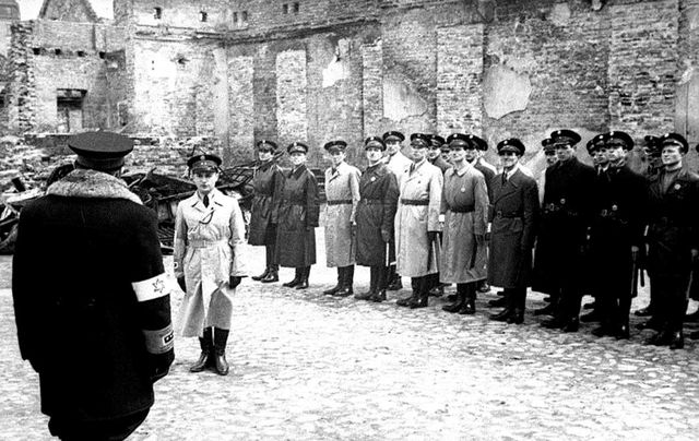 Getto’daki Yahudi polislerin kendi halklarına bazen Almanlar’ı aratacak kadar sert davrandıkları olurdu.