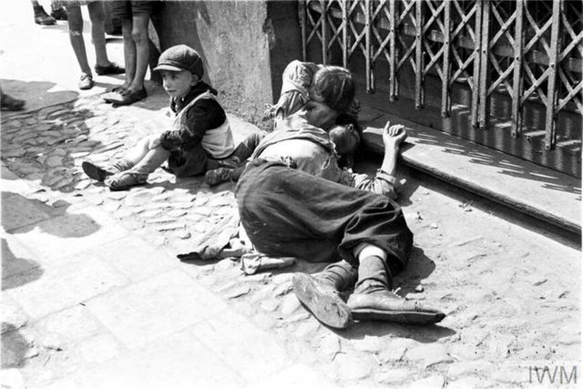 Getto sokaklarında yemek dilenen ve uyumaya çalışan çocuklar.