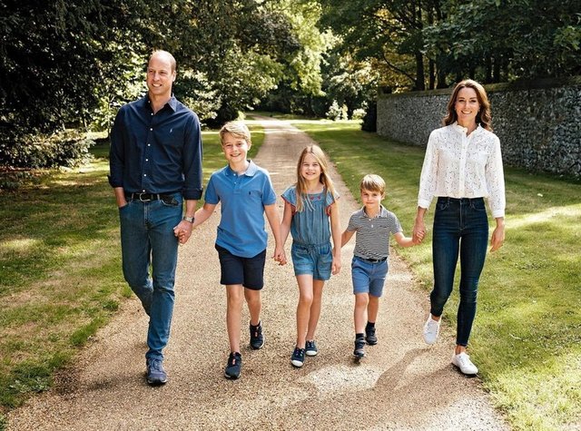 Prens William ve Prenses Kate Middleton'dan geleneksel Noel foto�raf�