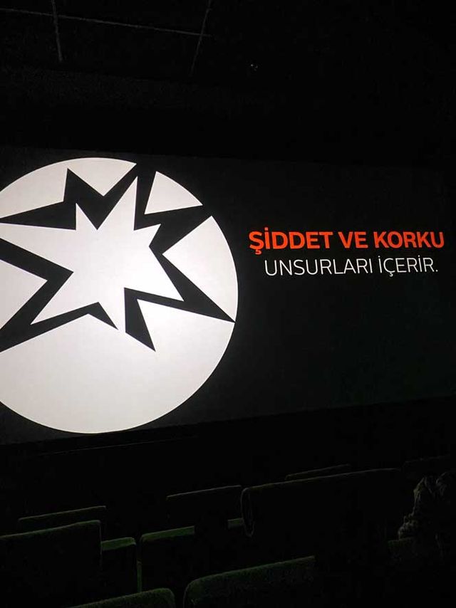 Bu uyarıları Atatürk filmini izlemek için gittiğim sinemada cep telefonu ile çektim...