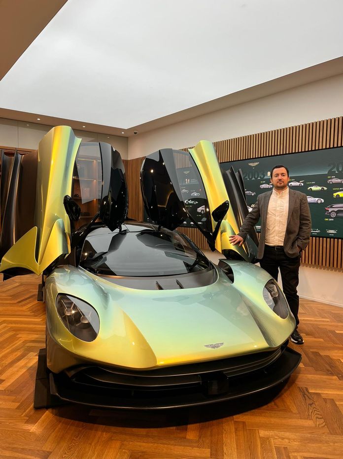 Aston Martin'in yeni modellerini markanın İstanbul Yeniköy'deki showroomunda inceledik.