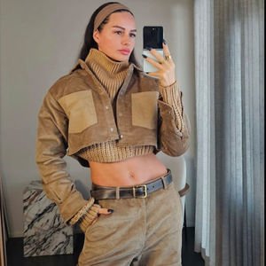  Özilhan aynada tarzını yansıttı